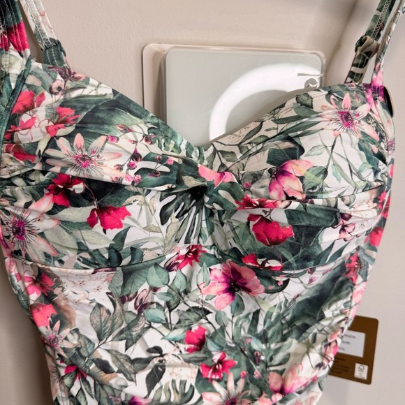 Nip Tuck Hawaiian Print Multi Fit Cup One Piece Swimsuit Size 8 NWT - Picture 4 of 12